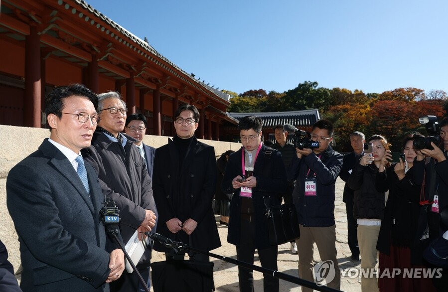 ▲ 김민석 국무총리가 10일 서울시의 종묘 앞 고층건물 허용과 관련해 허민 국가유산청장, 유홍준 국립중앙박물관장 등과 함께 종로구 종묘를 방문, 외부 조망을 점검하며 발언하고 있다. ⓒ연합뉴스