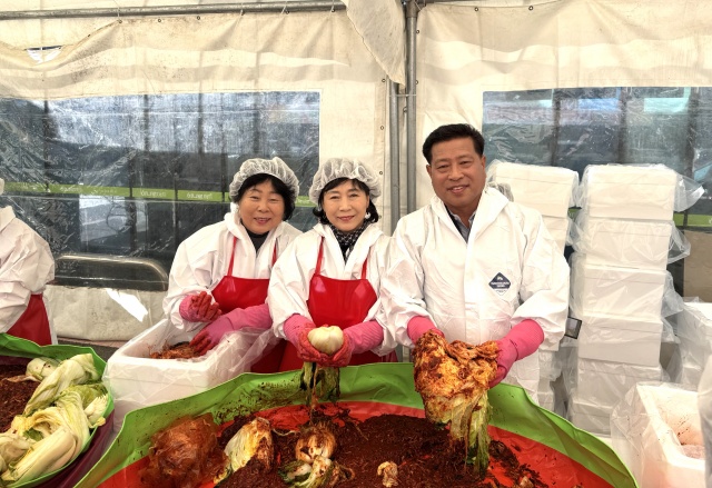 ▲ 장주익 수원축협 조합장(오른쪽 1번째)이 ‘사랑의 김장 담그기’ 행사 참가자들과 김치를 버무리고 있다. ⓒ수원축협 제공