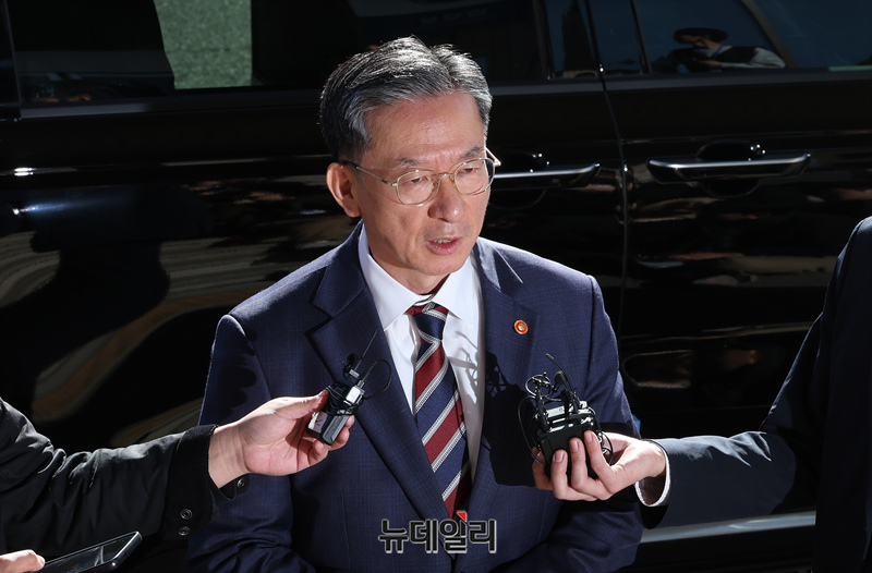 ▲ 정성호 법무부 장관이 10일 경기 과천시 법무부 청사 출근길에서 검찰의 '대장동 항소 포기' 결정과 관련해 취재진 질문에 답하고 있다. ⓒ이종현 기자