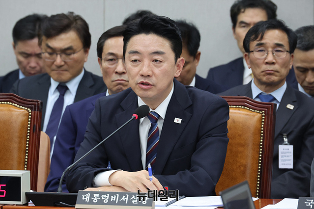 ▲ 강훈식 대통령 비서실장이 지난 6일 국회에서 열린 운영위원회의 대통령비서실 등 국정감사에서 의원들의 질문에 답하고 있다. ⓒ이종현 기자