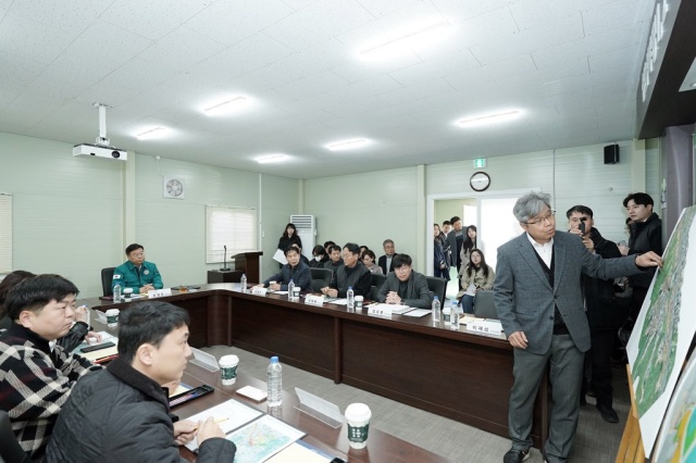 ▲ 신상진 성남시장이 10일 복정1지구 조성사업 현장을 방문해 복정1지구 조성공사 전반에 대한 현황을 브리핑받고 있다. ⓒ성남시 제공