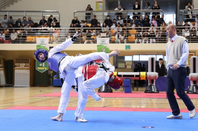 ▲ 지난 8일 열린 의왕시체육회장 및 태권도협회장기 태권도대회에서 중국 후베이성 셴닝시 태권도 선수(왼쪽)가 의왕지역 참가 선수와 친선 대련을 하고 있다. ⓒ의왕시 제공