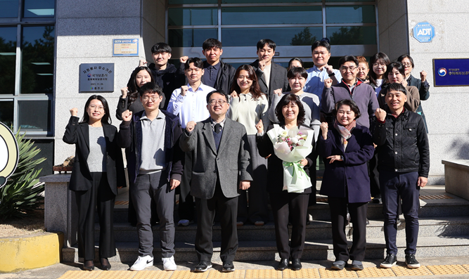 ▲ 신임 손애진 충북북부보훈지청장이 꽃다발을 들고 직원들과 취임 기념 사진을 찍고 있다.ⓒ충북북부보훈지청