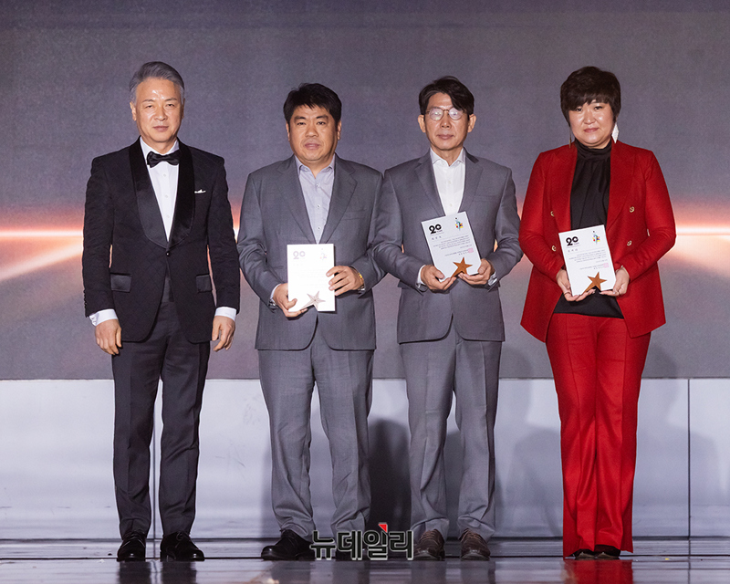 ▲ 아시아모델페스티벌조직위원회 양의식 회장 / 감사패 한성이비지니스 유병성 대표, H.Y GIN 최강욱 대표, 국제럭셔리투어 김려나 대표