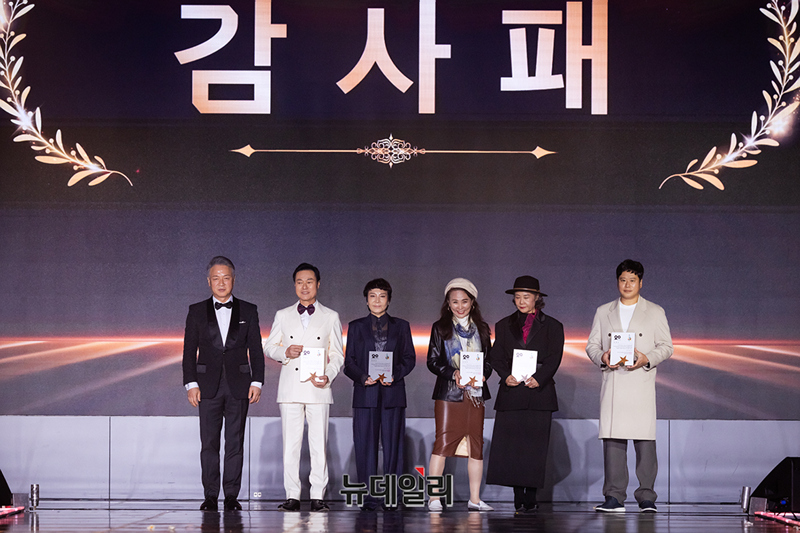 ▲ 감사패 자민테크 백병준 대표, 라인콜렉션&옴므 한만순 디자이너, 김정아(대리수상 그레이스 김), 인천문화예술협회 박수이 회장, 스마트너스 하재호 대표