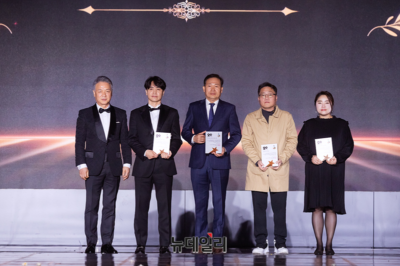 ▲ 감사패 갈더마코리아 이재혁 대표(대리수상 장성일 상무), 다움코퍼레이션 신장우 대표, 팬누리크루 장현 대표, 에이치피앤시 대표 김홍숙(대리수상 최우정 부장)