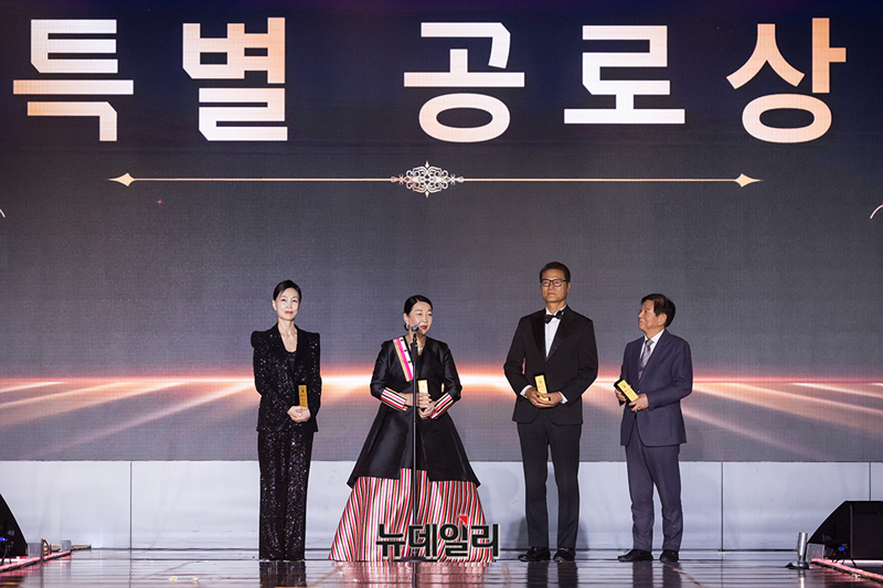 ▲ 특별공로상 한국모델콘텐츠학회 김동수 전 회장, 한국메이크업전문가직업교류협회 안미려 회장, 한국모델협회 임주완 회장, 몽골 BBQ MGL 김일한 대표