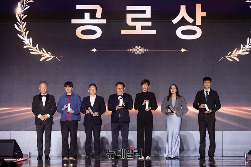 ▲ 공로상 스포라이브 김홍민 대표, 코베아그룹 이창용 회장, 코탑미디어 고대화 대표, 아시아모델페스티벌조직위원회 장혜원, 이상희 이사, 한국모델협회 강신 부회장