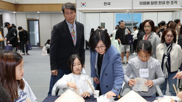 ▲ 제5회 세계언어축제를 방문한 김보라 시장ⓒ안성시 제공