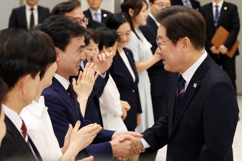 ▲ 이재명 대통령이 7월 28일 서울 용산 대통령실 청사에서 열린 신임 국무위원 및 국세청장 임명장 수여식에서 안규백 국방부 장관과 악수하고 있다. ⓒ대통령실통신사진기자단