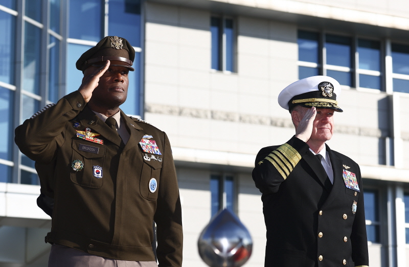 ▲ 제이비어 브런슨(왼쪽) 한미연합군사령부 사령관과 새뮤얼 파파로 미국 인도태평양사령관이 11월 3일 서울 용산구 국방부 연병장에서 열린 제50차 한미 군사위원회 회의 환영 의장행사에서 경례를 받고 있다. ⓒ뉴시스