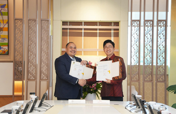 ▲ SK플라즈마 코어 노현호 법인장(오른쪽)과 다난타라 최고투자책임자 판두 자흐리르가 인도네시아 현지에서 열린 혈액제제 생산 인프라 투자를 위한 MOU를 체결식에서 서명 후 기념촬영을 하고 있다. ⓒSK플라즈마