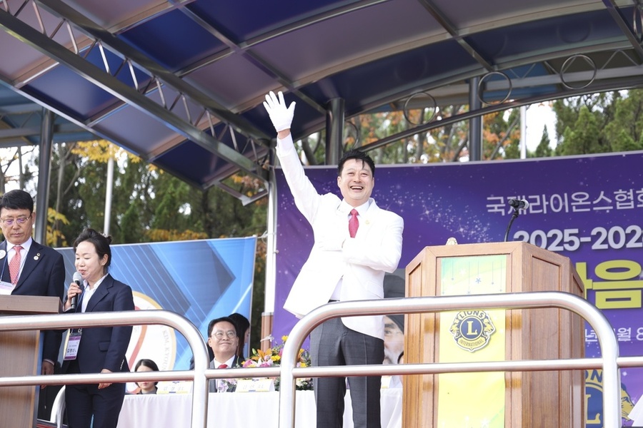 ▲ 김경종 국제라이온스협회 355-B1지구 총재가 대회사 후 1~8지역 전체 라이온 가족에게 손을 흔들어 감사의 답례를 하고 있다.ⓒ국제라이온스협회 355-B1지구 제공
