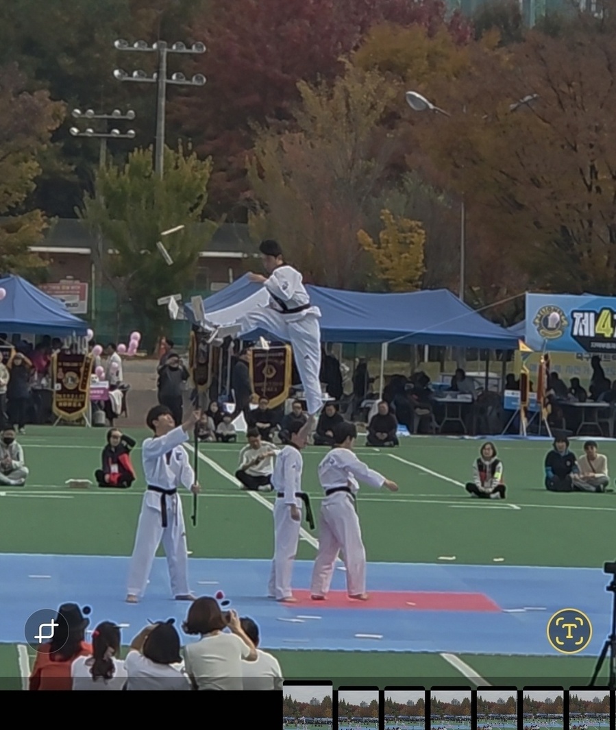 ▲ 11월 4일에 창단된 “조선대 태권도 봉사단 레오클럽(초대회장 최동혁)”은 봉사와 스포츠 정신을 겸비한 레오 회원이 함께 출범하였고, 행사에 따른 시범공연으로 많은 라이온으로부터 열광을 받았다.ⓒ국제라이온스협회 355-B1지구 제공