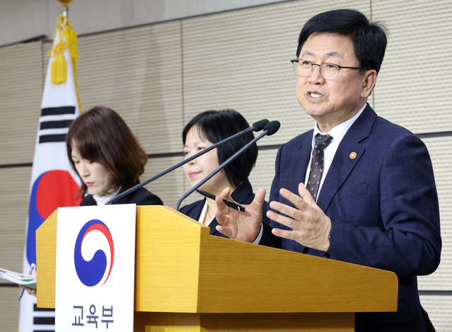 ▲ 최교진 교육부 장관이 10일 세종시 정부세종청사에서 인공지능(AI) 대전환 시대 선도와 국민의 인공지능 역량 함양을 지원하기 위한 '모두를 위한 인공지능 인재양성 방안'을 발표하고 있다. 2025.11.10. ⓒ뉴시스