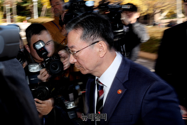 ▲ 정성호 법무부 장관이 10일 경기 과천시 법무부 청사 출근길에서 검찰의 '대장동 항소 포기' 결정과 관련해 발언한 후 이동하고 있다. ⓒ이종현 기자