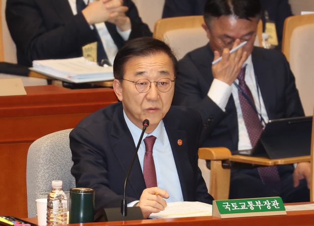 ▲ 김윤덕 국토교통부 장관이 10일 국회에서 열린 예산결산특별위원회 전체회의에 출석해 질의에 답하고 있다.ⓒ연합뉴스