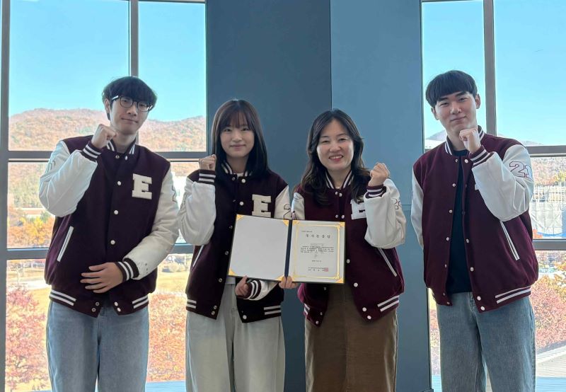 ▲ ‘2025 한국실천공학교육학회 종합학술발표대회 우수 논문상’을 수상한 한국기술교육대학교 고용서비스정책학과 이혜은 교수(오른쪽에서 두 번째)와 최해성, 황현아, 전건우 학생(왼쪽부터)이 기념촬영을 하고 있다.ⓒ한기대