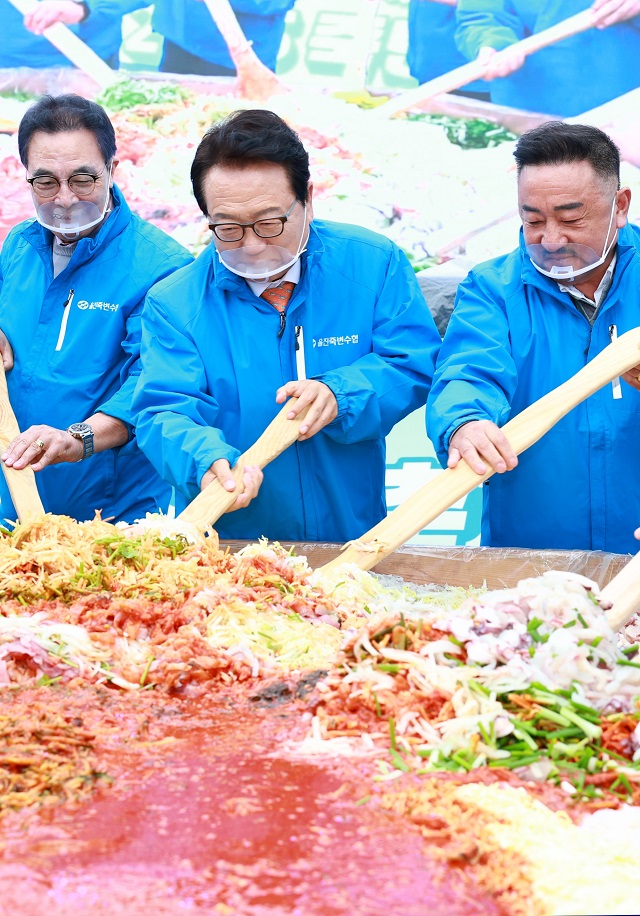 ▲ 손병복 군수가 물회 퍼포먼스를 하고 있다.ⓒ울진군