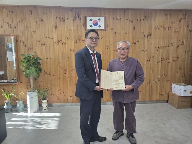 ▲ 최수천 동부지방산림청장(왼쪽)이 엄풍열 영월엄씨훈도공파 종중 대표에게 기념패를 전달했다. ⓒ동부지방산림청