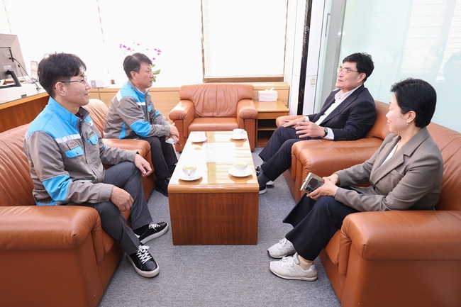 ▲ 박상수 삼척시장이 10일 ㈜삼표시멘트를 방문해 관계자들과 함께 지역 상생협력 방안을 논의하고 현장 의견을 나누는 시간을 가졌다. ⓒ삼척시청