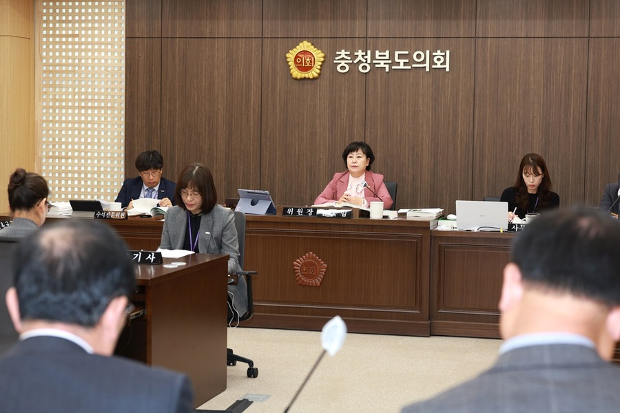 ▲ 충북도의회 산업경제위원회가 농업기술원과 농정국을 대상으로 행정사무감사를 하고 있다.ⓒ충북도의회