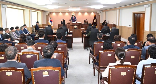 ▲ 전석광 의장이 10일 본회의장에서 정례회 개회 선언을 하고 있다.ⓒ대덕구의회