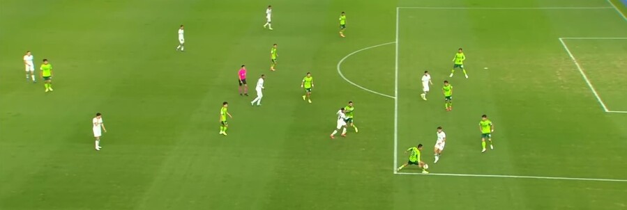 ▲ 한 1급 심판이 전북-대전전에 나온 송민규 핸드볼 파울이 페널티킥이 아닌 프리킥이었다고 주장했다.ⓒ쿠팡플레이 중계화면 캡처