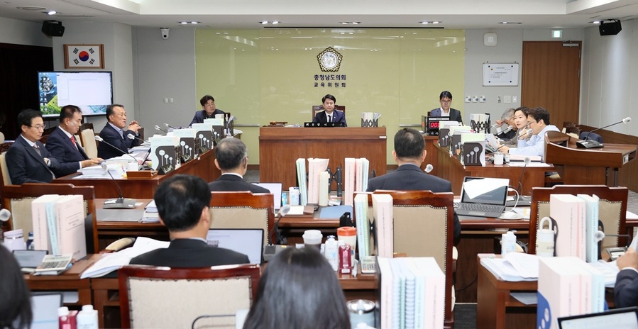 ▲ 충남도의회 교육위원회의 행정사무감사.ⓒ충남도의회