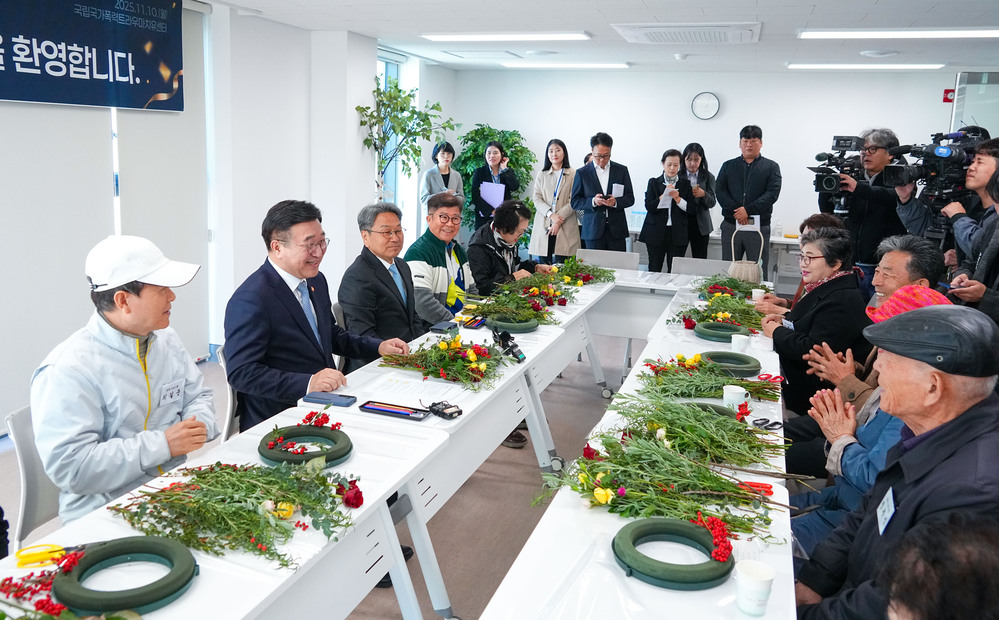 ▲ 강기정 광주광역시장과 윤호중 행정안전부 장관이 지난 10일 서구 화정동 국립트라우마치유센터를 찾아 유가족·피해자와 간담회를 하고 있다.ⓒ광주광역시 제공