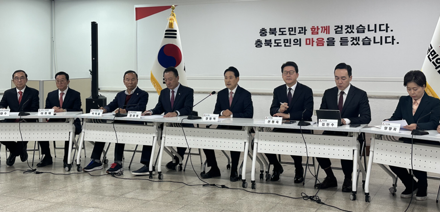 ▲ 국민의힘 중앙당 지도부가 10일 충북을 찾아 청주국제공항과 SK하이닉스를 방문하며 공항 인프라 확충과 반도체 산업 지원 등 충북의 핵심 현안 해결에 힘을 실었다. ⓒ국민의힘 충북도당