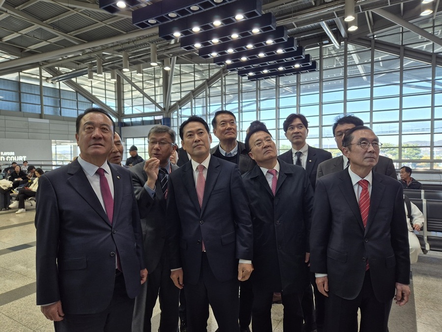 ▲ 장동혁 국민의힘 대표가 10일 청주공항을 둘러보고 있다.ⓒ국민의힘 충북도당