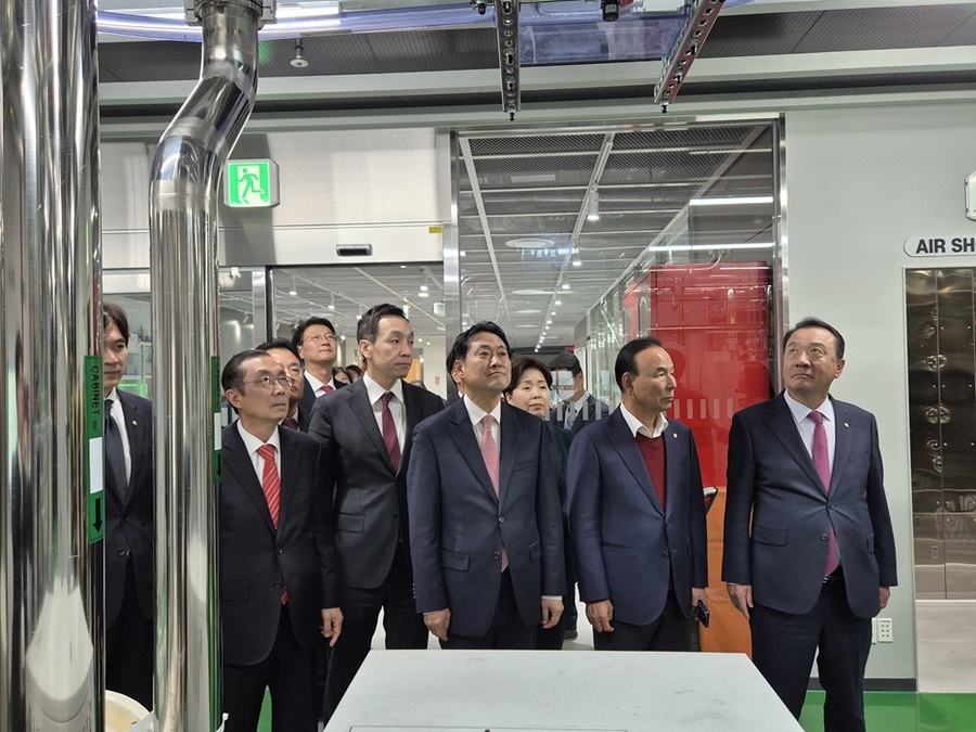 ▲ 장동혁 국민의힘 대표가 SK하이닉스 청주공장을 방문, 현장을 살펴보고 있다.ⓒ국민의힘 충북도당