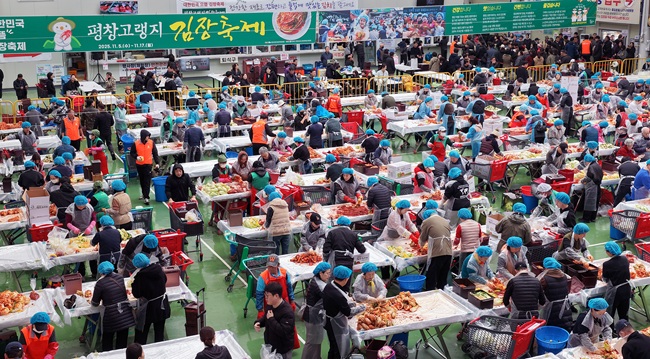 ▲ 9일 휴일을 맞아 강원 평창군 진부면민체육공원에서 개막한 제8회 평창고랭지김장축제를 찾은 김장객들이 김장체험장을 가득 메우고 있다. 평창고랭지김장축제는 아삭한 식감을 자랑하는 평창산 고랭지 배추를 비롯해 사용되는 모든 식재료를 국내산으로 사용한다. 올해는 해양심층수 소금을 이용해 절인 배추를 사용한  프리미엄 배추 김장 체험을 처음으로 선보인다. 축제 참가 예약은 공식 홈페이지 또는 전화로 할 수 있으며 당일 현장 신청도 가능하다. 행사는 17일까지 진행된다. ⓒ평창군