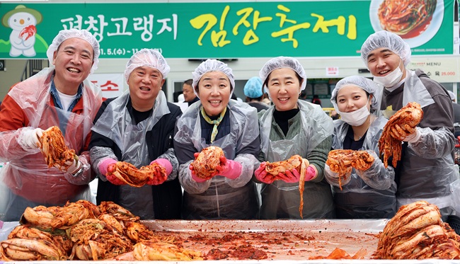 ▲ 9일 휴일을 맞아 강원 평창군 진부면민체육공원에서 개막한 제8회 평창고랭지김장축제를 찾은 방문객들이 김장을 담그고 있다. 축제 참가 예약은 공식 홈페이지 또는 전화로 할 수 있으며 당일 현장 신청도 가능하다. 행사는 17일까지 진행된다. ⓒ평창군