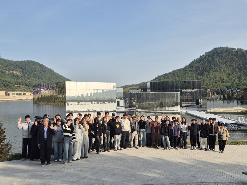▲ 전남 신안군 노대도 ‘예술섬’에서 디지털 위험사회 대응과 치유 콘텐츠 발굴을 위한 현장학습을 마친 참가자들이 플로팅 미술관을 배경으로 기념촬영울 하고 있다.ⓒ선문대
