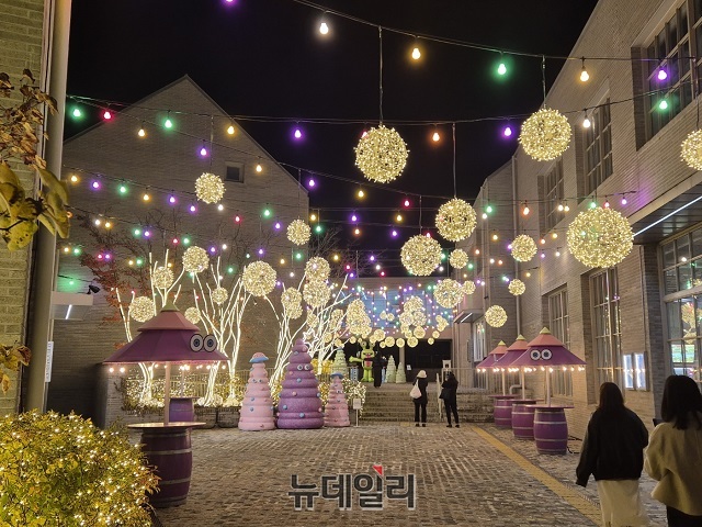 ▲ 올해는 시몬스 테라스에 불시착한 몬스터 파티 플래너와 함께한다는 크리스마스 파티 콘셉트로 진행된다.ⓒ조현우 기자