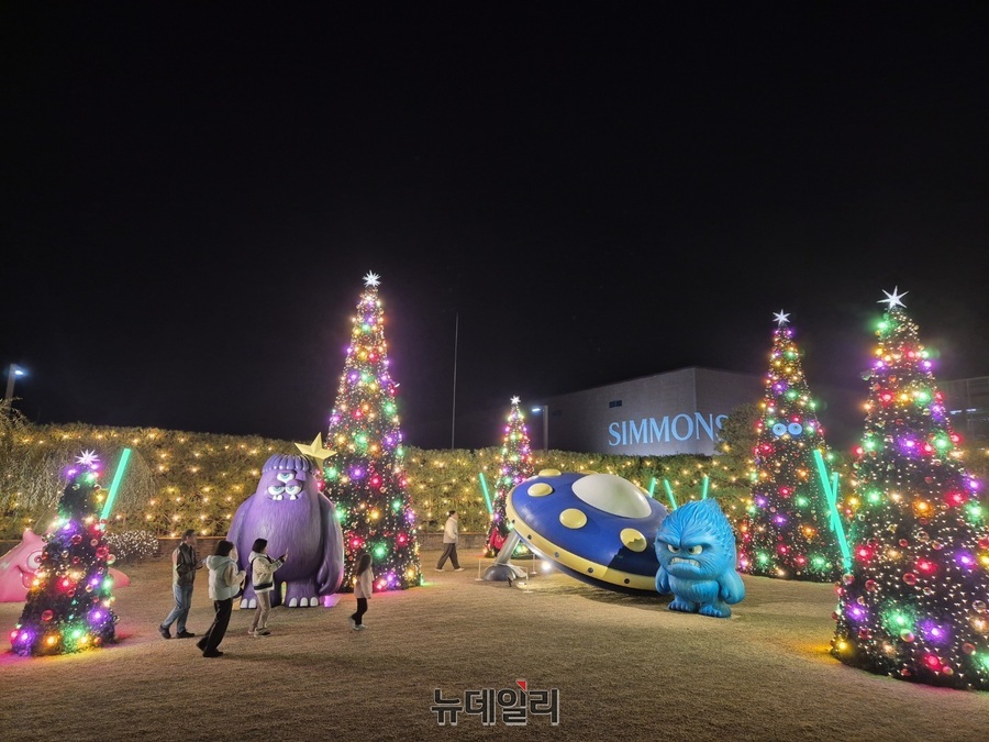 ▲ 중앙정원에는 8m 높이의 대형 트리와 불시착한 UFO 조형물로 꾸며졌다.ⓒ조현우 기자