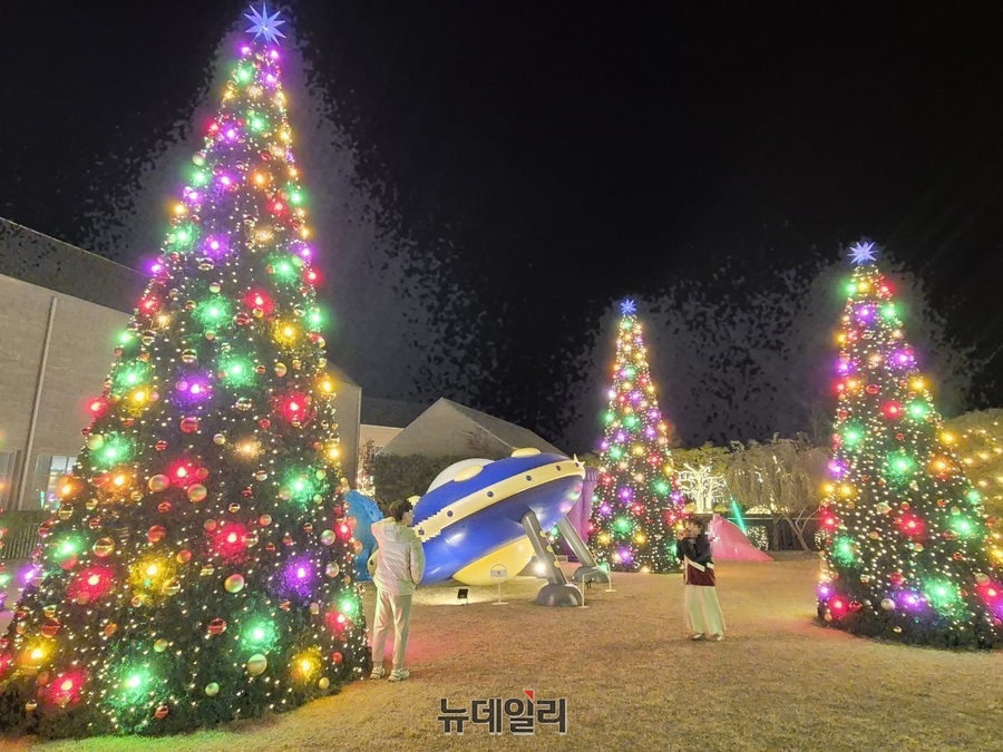 ▲ 중앙정원에서 방문객들이 기념촬영을 하고 있다ⓒ조현우 기자