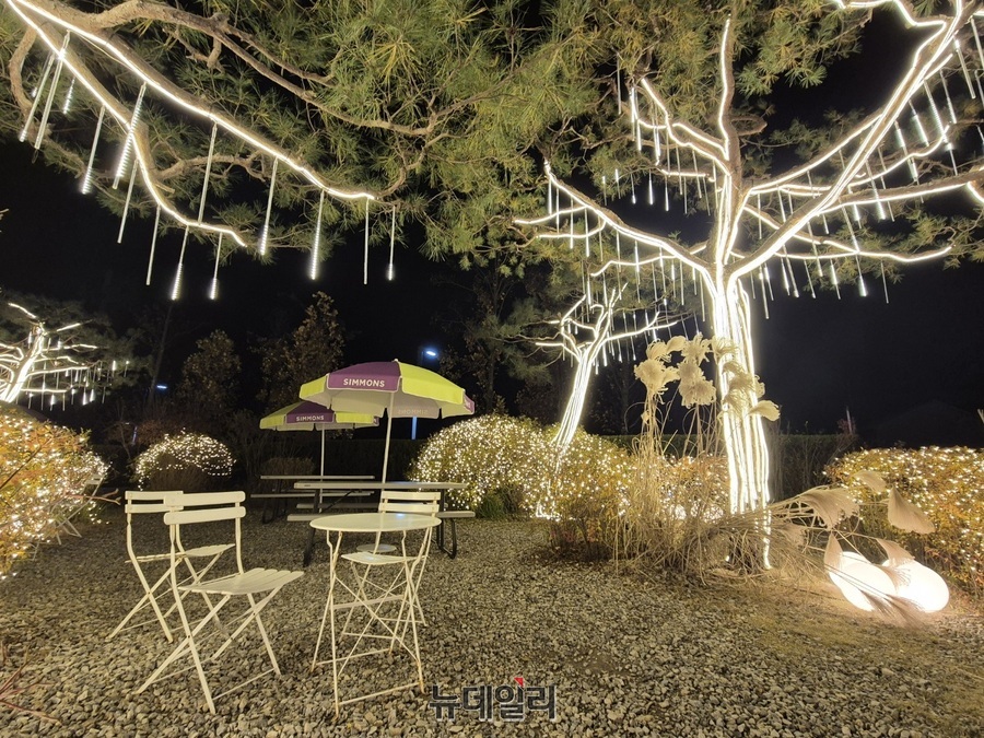 ▲ 곳곳에 쉴 수 있는 의자와 테이블이 마련돼있다ⓒ조현우 기자