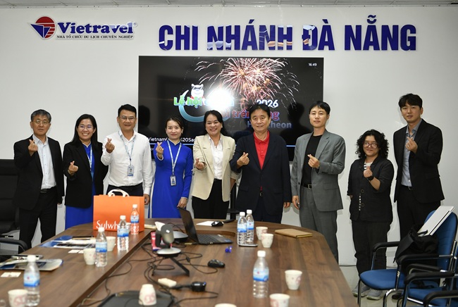 ▲ 최문순 군수를 비롯한 화천군 산천어축제 홍보단이 지난 10일 베트남 다낭지역 여행사를 방문해 축제 상품을 설명하고 있다. ⓒ화천군
