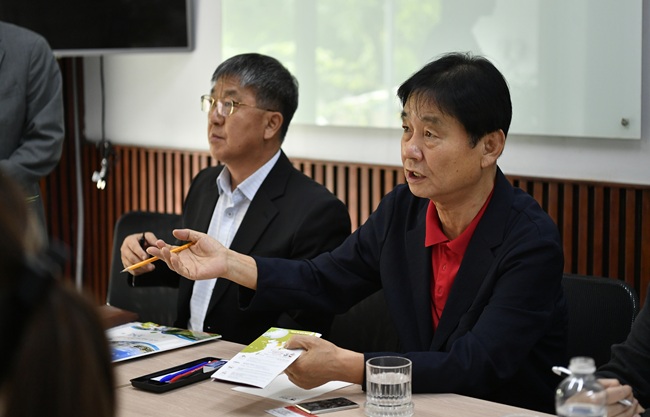 ▲ 최문순 군수를 비롯한 화천군 산천어축제 홍보단이 지난 10일 베트남 다낭지역 여행사를 방문해 축제 상품을 설명하고 있다. ⓒ화천군