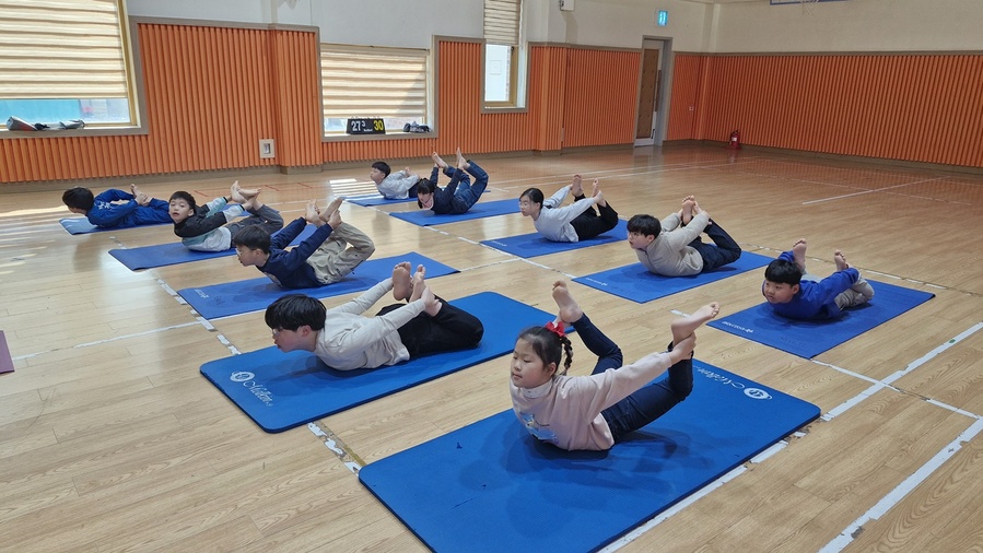 ▲ 경북교육청(교육감 임종식)은 교육부가 주최하고, 한국교육개발원이 주관한 ‘2025년도 늘봄·방과후학교 우수사례 선정’에서 초등 늘봄학교 부문 최우수 2교, 중등 방과후학교 부문 우수 1교가 선정되는 영예를 안았다(문수초등학교-키쑥쑥요가 활동 모습).ⓒ경북교육청