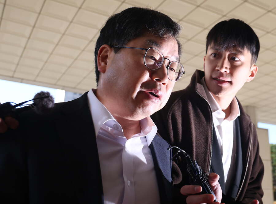 ▲ 노만석 검찰총장 직무대행이 10일 서울 대검찰청으로 출근하며 취재진의 질문을 받고 있다. ⓒ연합뉴스