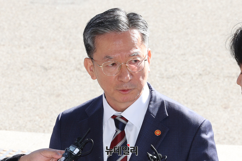 ▲ 정성호 법무부 장관이 10일 경기 과천시 법무부 청사 출근길에서 검찰의 '대장동 항소 포기' 결정과 관련해 취재진 질문에 답하고 있다.ⓒ이종현 기자