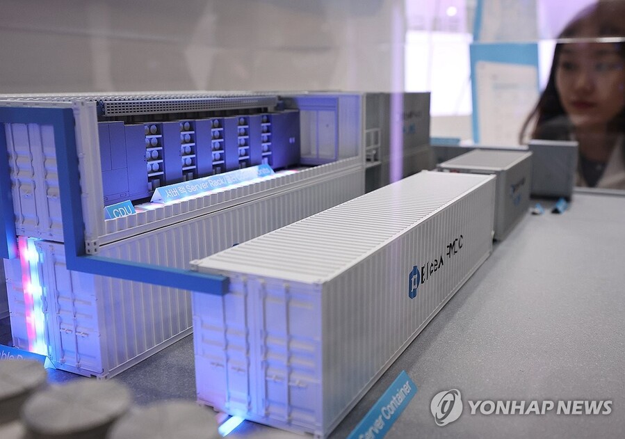 ▲ 10일 서울 강남구 코엑스에서 열린 'AI 서밋 서울 & 엑스포 2025'의 한 부스에서 건축 비용 절감하는 모듈형 데이터센터 모형을 전시하고 있다. ⓒ연합뉴스