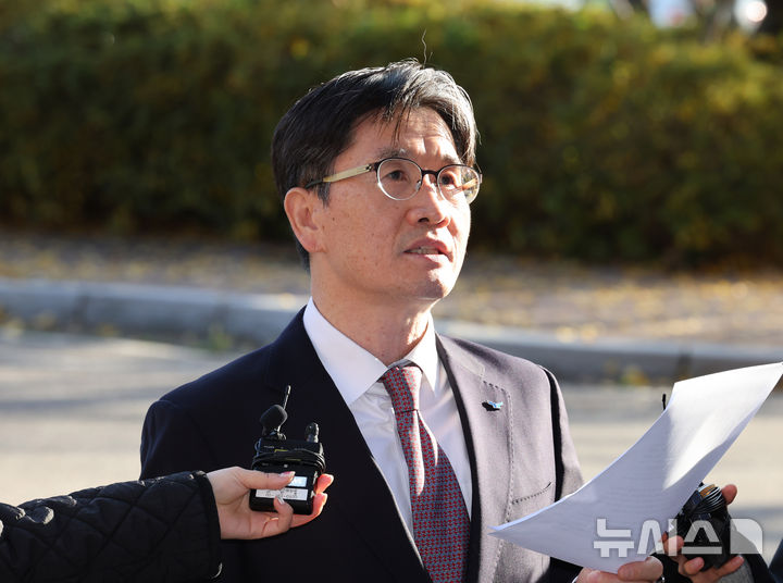 ▲ 오동운 고위공직자범죄수사처장이 11일 오전 경기 과천시 정부과천종합청사 공수처 사무실로 출근하며 취재진의 질문에 답하고 있다. ⓒ뉴시스