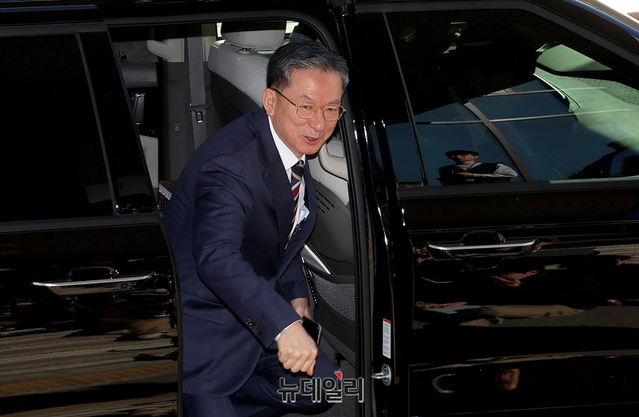 ▲ '대장동 항소 포기' 결정과 관련해 외압 의혹이 제기되고 있는 가운데 정성호 법무부 장관이 10일 오전 경기 과천시 법무부 청사로 출근하고 있다. ⓒ이종현 기자