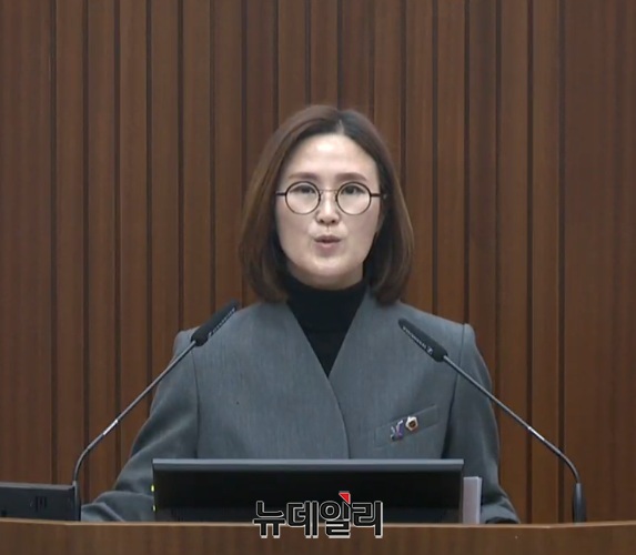 ▲ 김현미 세종시의원이 11일 열린 세종시의회 제102회 정례회 1차 본회의에서 5분자유 발언을 하고 있다.ⓒ이길표 기자