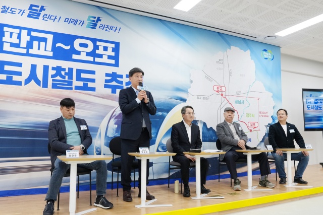 ▲ 방세환 광주시장이 지난 10일 광주 신현문화체육복지센터에서 열린 김동연 경기도지사의 ‘달달버스(달려가면 달라진다)’ 민생경제 현장 투어에서 인사말을 하고 있다. ⓒ광주시 제공